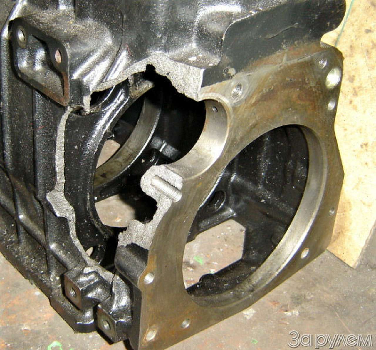 Вот такую дырку в блоке сделала маааленькая шпилька! Опосредовано, конечно! А какой был БАХ!