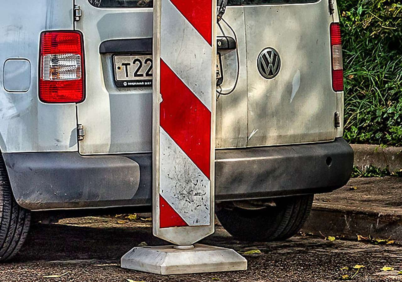 Искусственная грязь, шторки, магниты — все способы скрыть номер на парковке