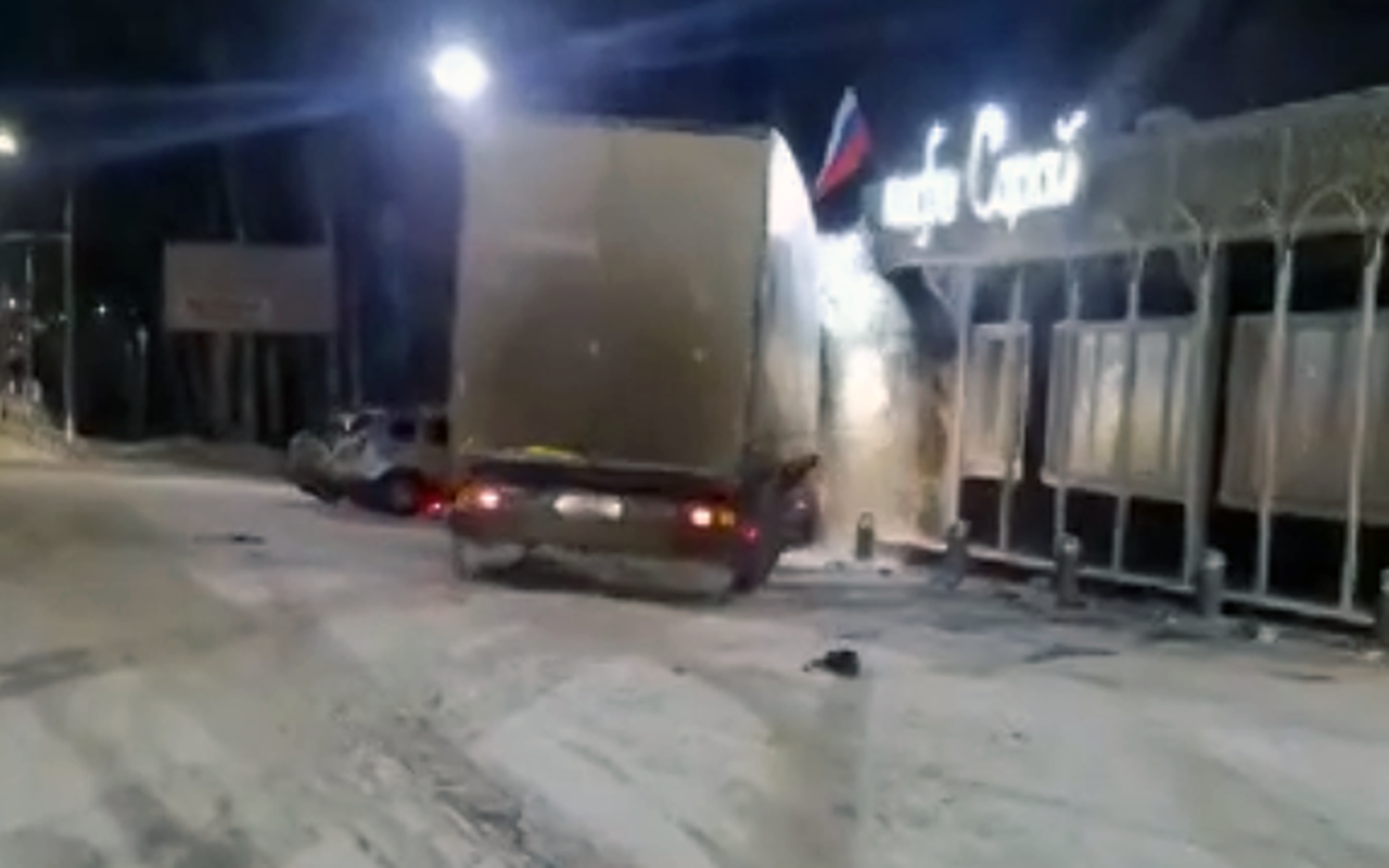 Фура без водителя влетела в кафе «Сарай»