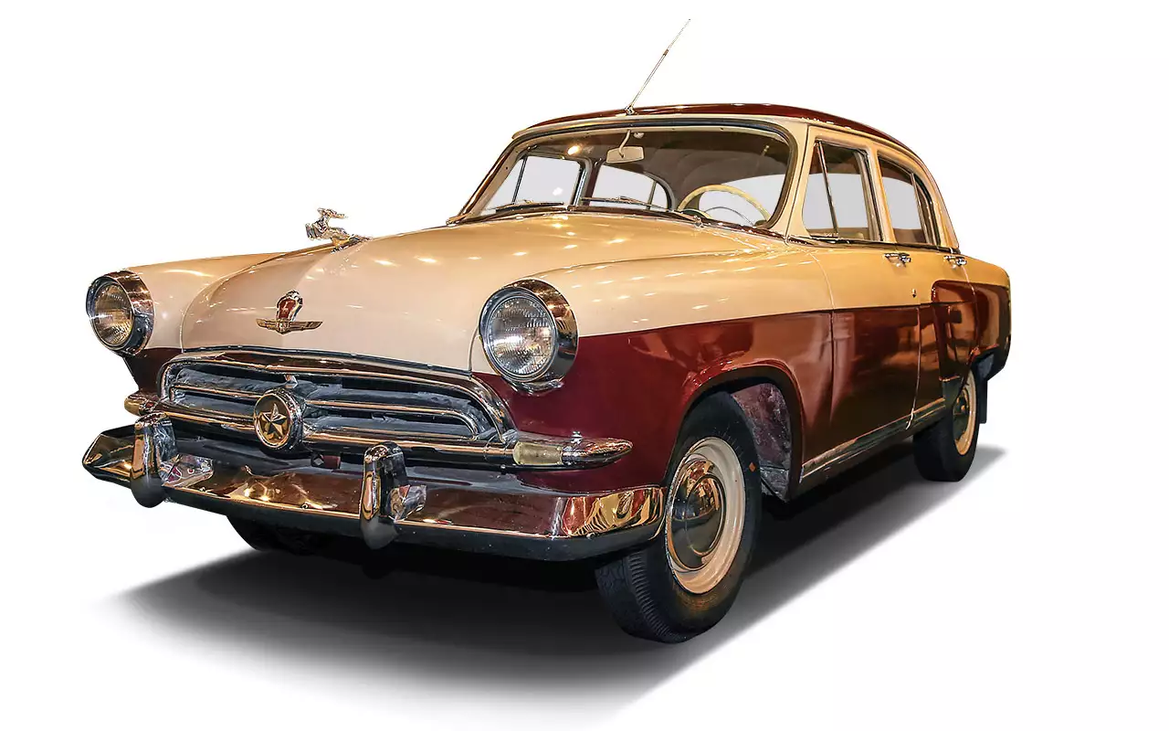 По легенде, на изменении решетки радиатора прототипа настоял маршал Жуков. Кругляк со звездой сделал Волгу более похожей на Ford. Зарубежные дилеры к советскому символу отнеслись, понятно, прохладно. Через пару лет решетку изменили, сделав почти такой же, как на прототипе 1955 года.