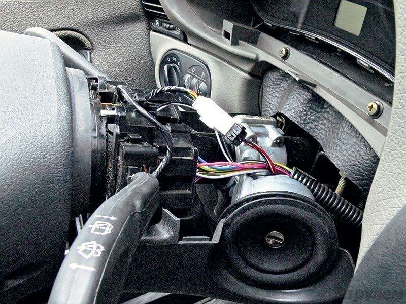 Рулевой кожух ваз 2114. Контактная группа руля 2110. Овальный руль в машину. Подрулевой кожух гранта. Под рулем как называется.