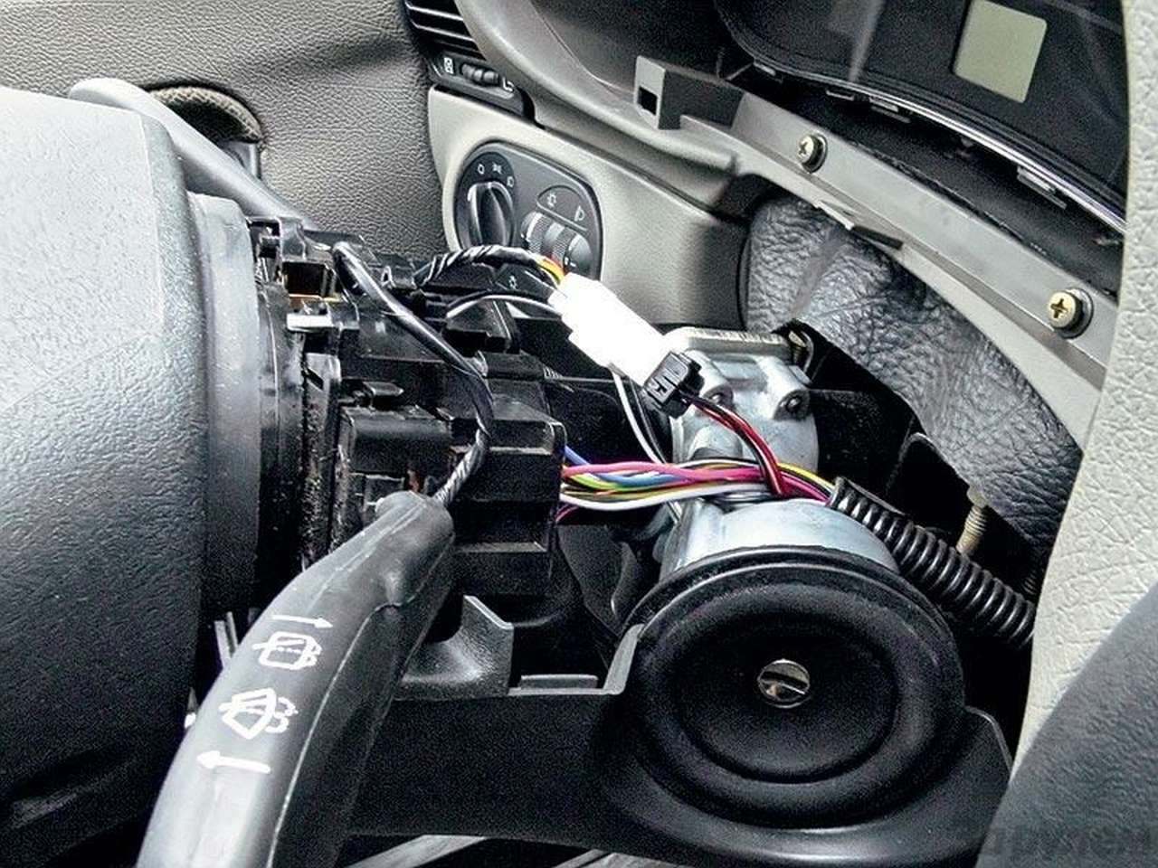 Верхний кожух снят. Белый разъем – генератор шума. Его надо виброизолировать.