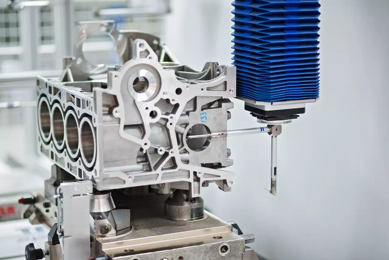 На полностью автоматических линиях механической обработки отливок блоков цилиндров, их головок и коленчатых валов роботы отслеживают все геометрические размеры.