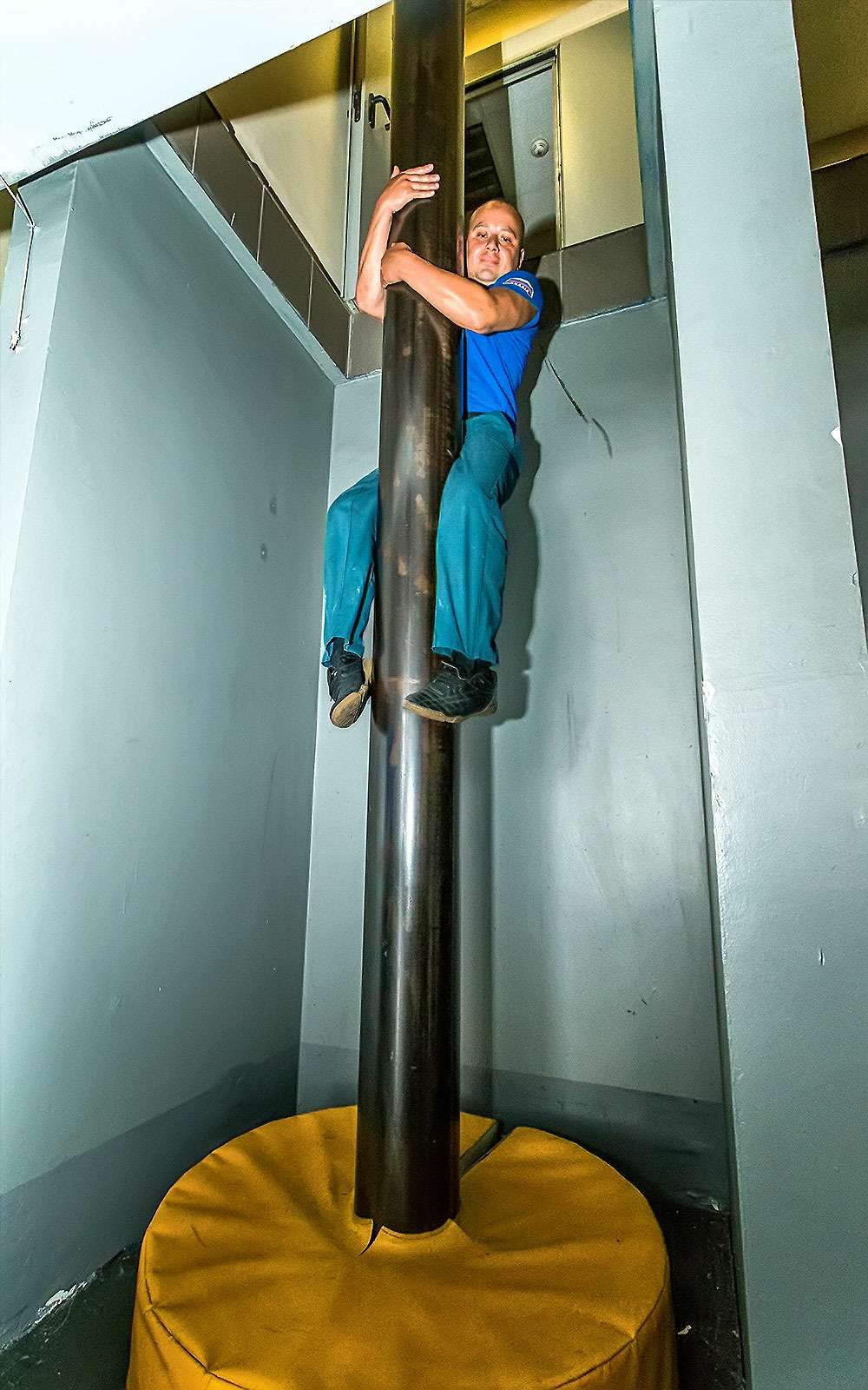 Спуск пожарный. Спусковой столб в пожарной части. Спуск пожарный. Пожарный шест. Спуск пожарный.