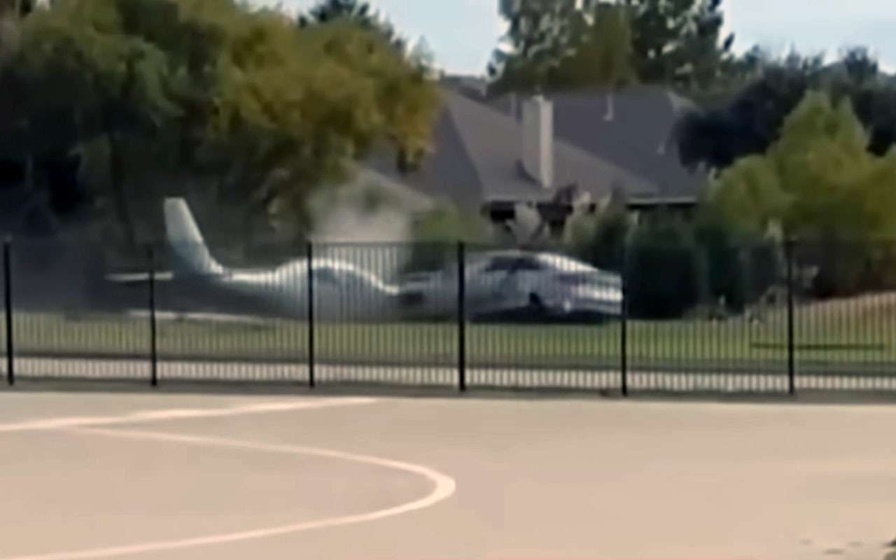 Самолет сошел со взлетной полосы и был сбит автомобилем