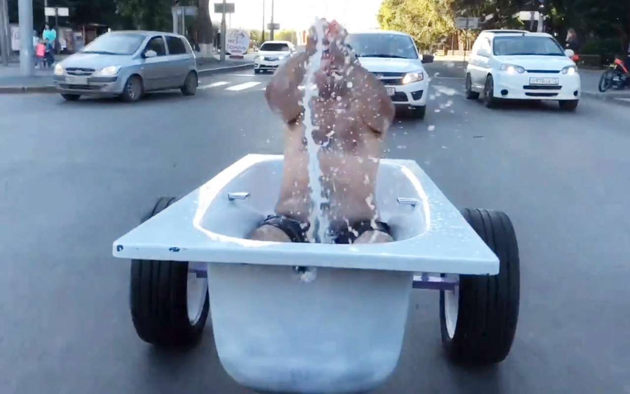 ГИБДД наказала жителя Тюмени за поездку по городу в ванне