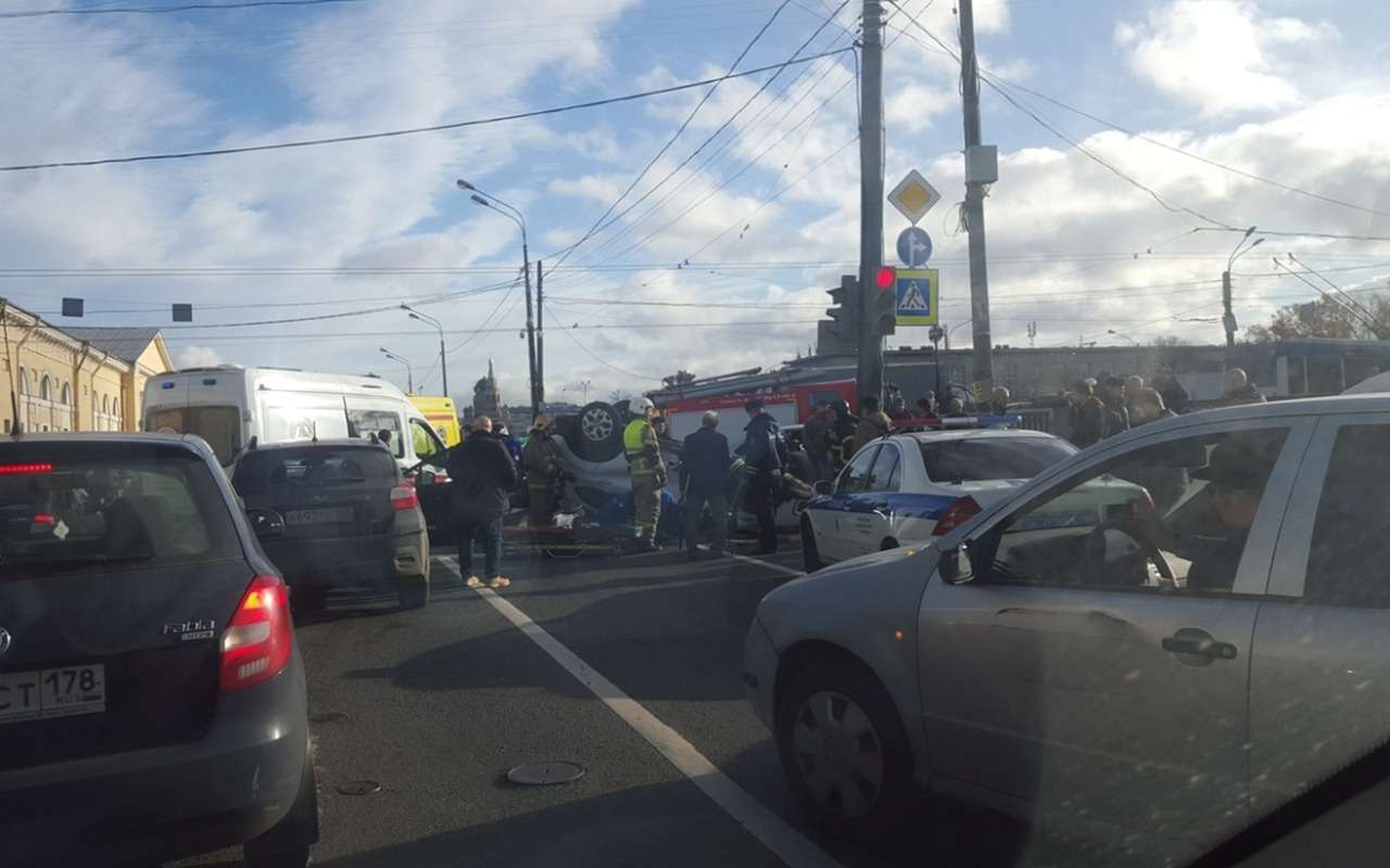 Водитель Фольксвагена влетел в группу пешеходов, переходивших дорогу по зебре