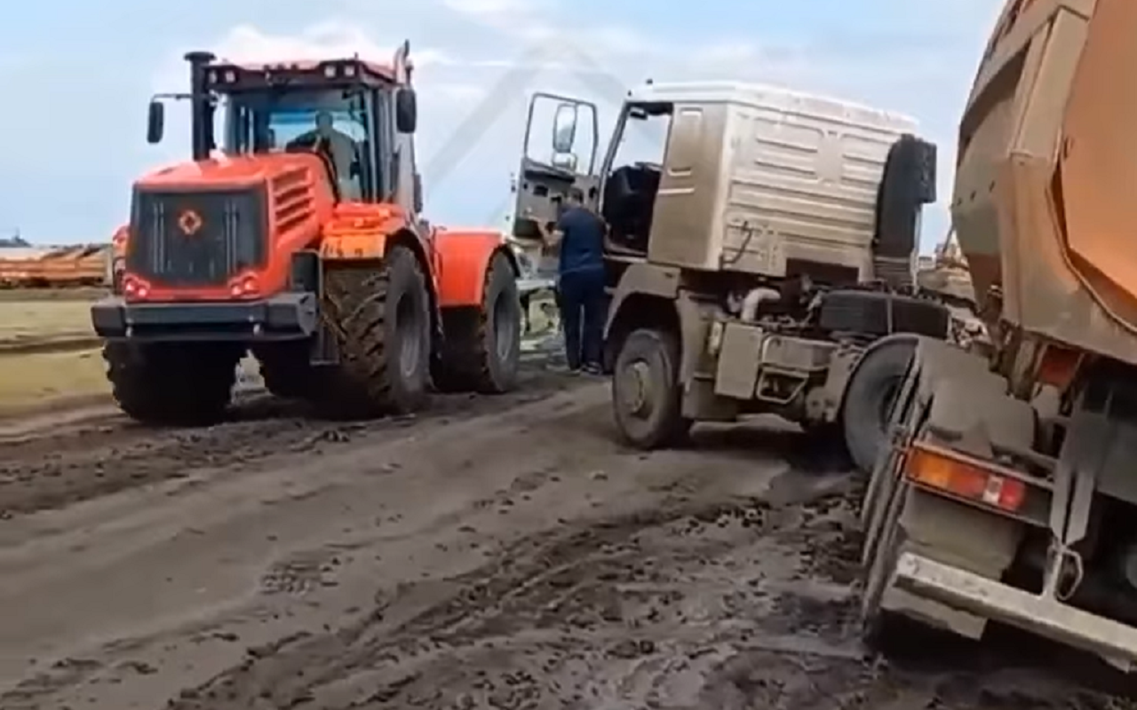 Самосвал слетел с дороги: вытащит ли его Кировец? (видео)