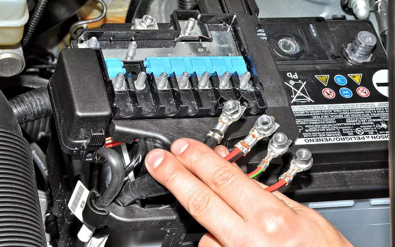 Очень удобно подсоединены цепи (даже силовые) на автомобиле Фольксваген Поло Седан. Отсоединяя их по очереди от аккумулятора, можно сразу определить замыкающий агрегат. В других автомобилях приходится отсоединять провода на стартере и генераторе.