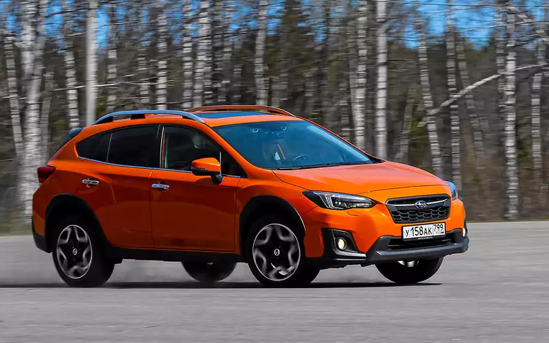 Кроссоверы тест. Шкода карок и ниссан кашкай. Кроссоверы тест. Mitsubishi eclipse cross vs subaru xv. Subaru xv 2017-2020.
