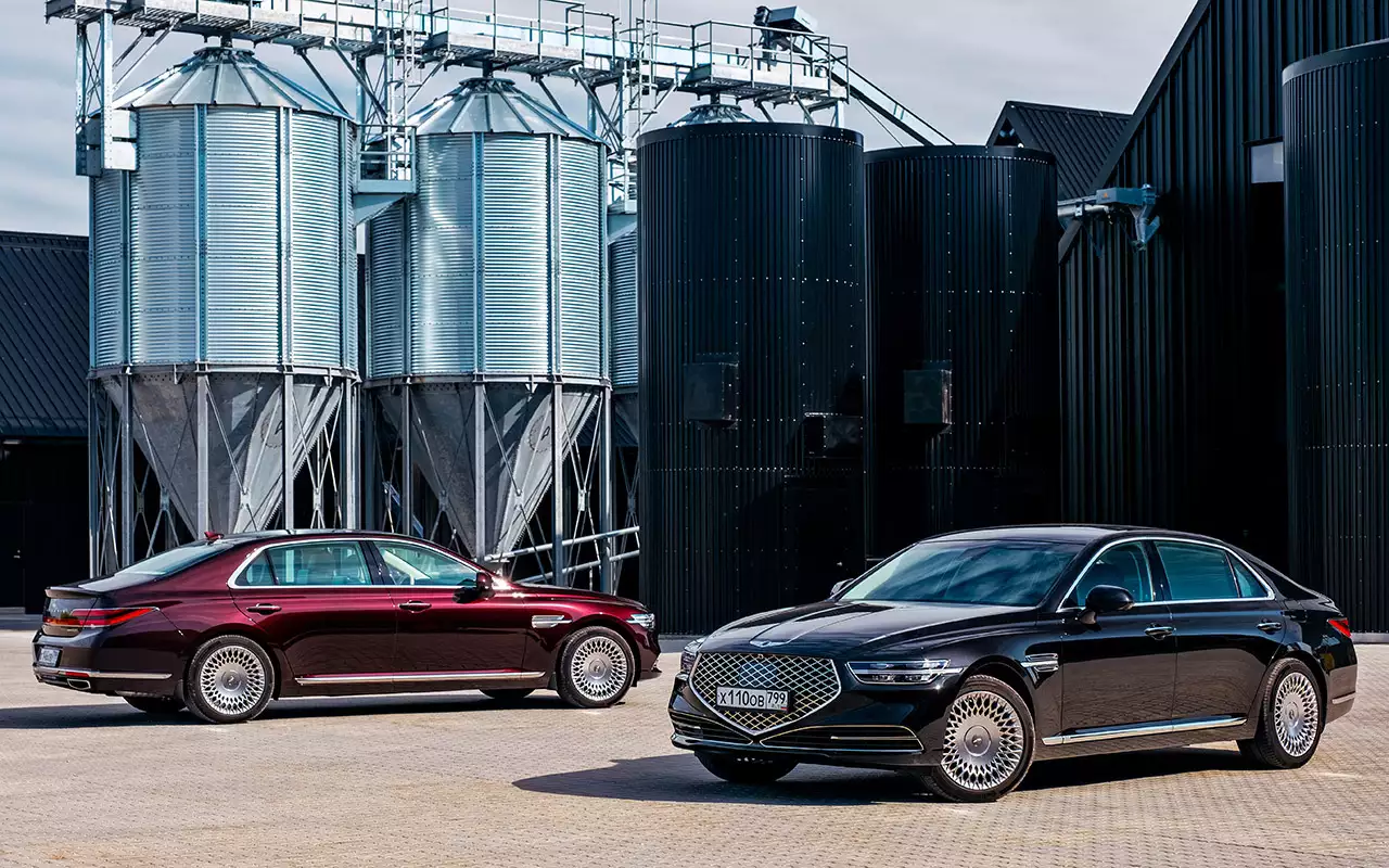 Если «дореформенный» G90 смотрелся скучновато, то обновленный может показаться излишне авангардным. Полюбуйтесь недоступным ранее шикарным бордовым металликом Porto Red. Есть и еще один новый оттенок – серебряный с золотом Gold Coast Silver. Дизайном дисков корейцы тоже очень гордятся. Но назвать его инновационным сложно – скорее, прямой отсыл к классике.