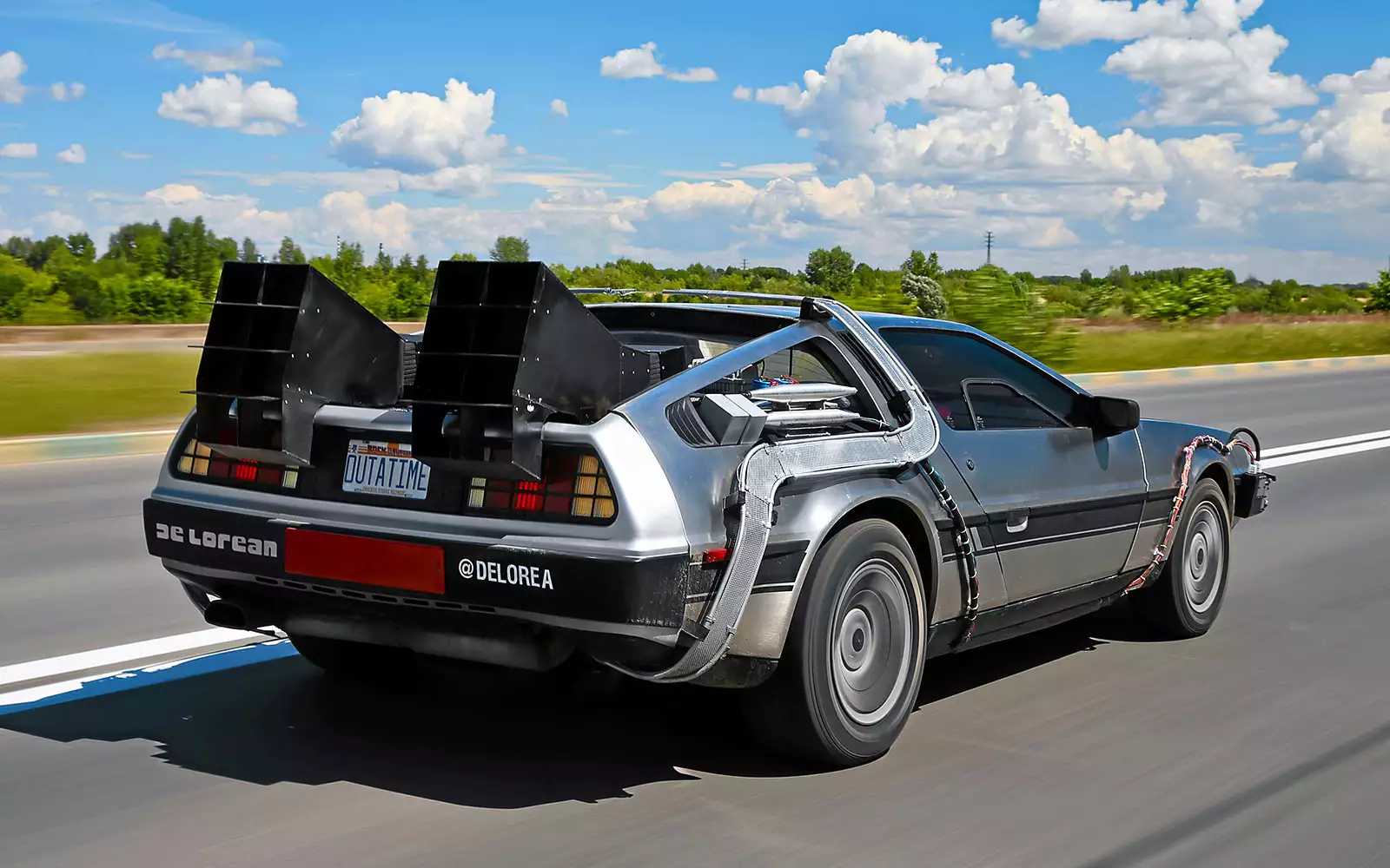 DELOREAN DMC-12