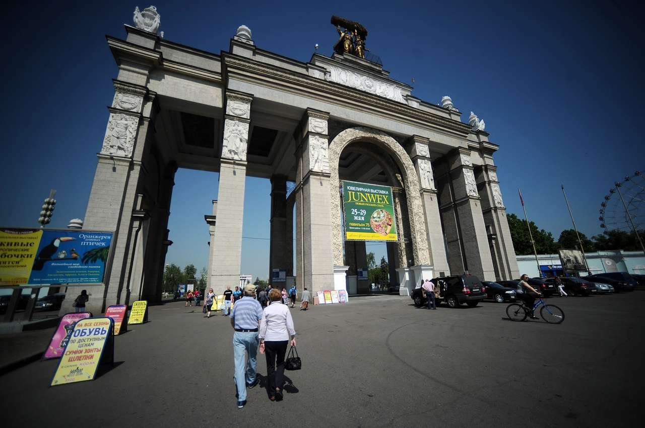 Въезд на ВДНХ закроют для машин, а посетителям предложат электрокары