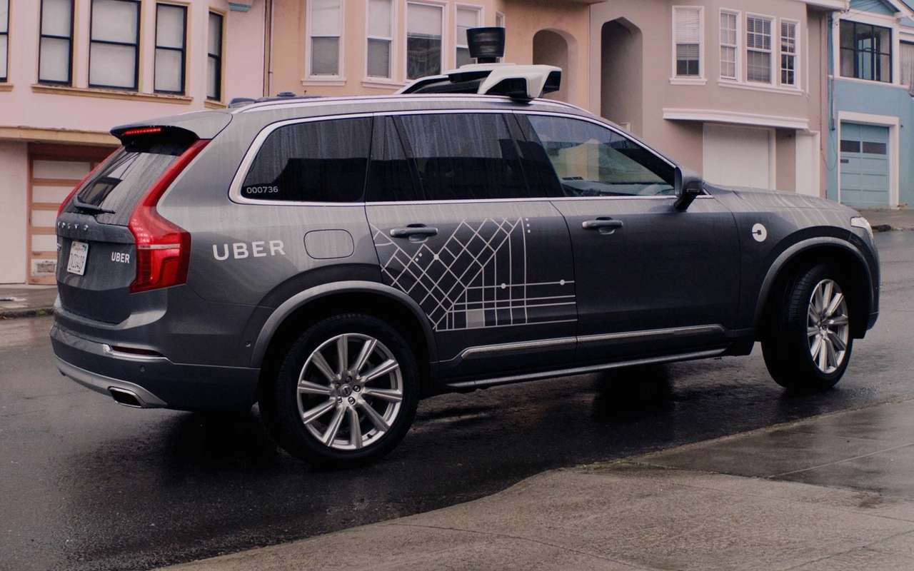 Превращенный в беспилотник Volvo XC90 снабжен целым арсеналом приборов искусственного зрения, в том числе «люстрой» с лидарами. Однако женщину на дороге они почему-то не увидели…