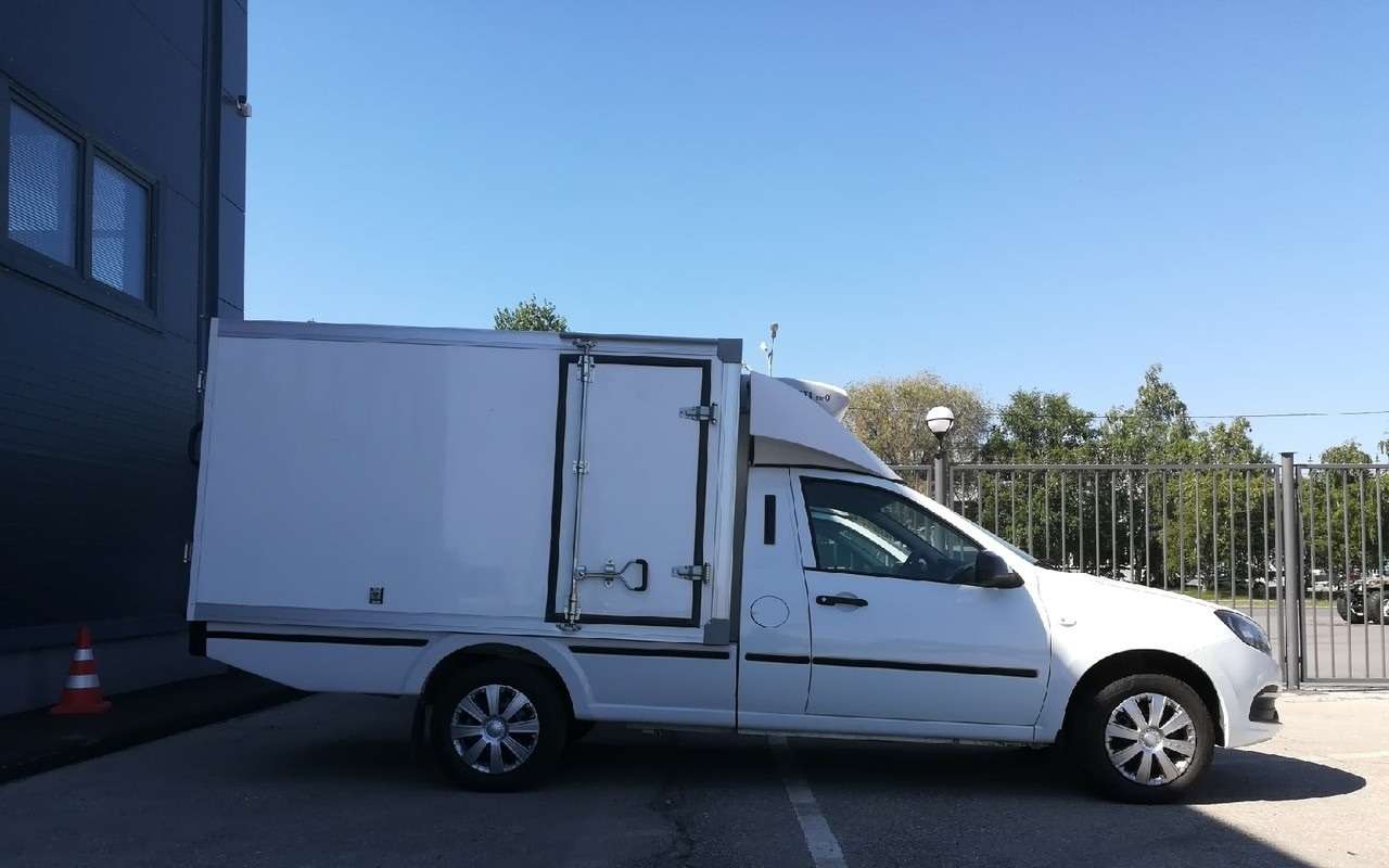 Надстройки могут быть разными, на фото - фургон рефрижератор. Колесная база автомобиля осталась стандартной, а длина грузовой платформы выросла за счет увеличенного заднего свеса.