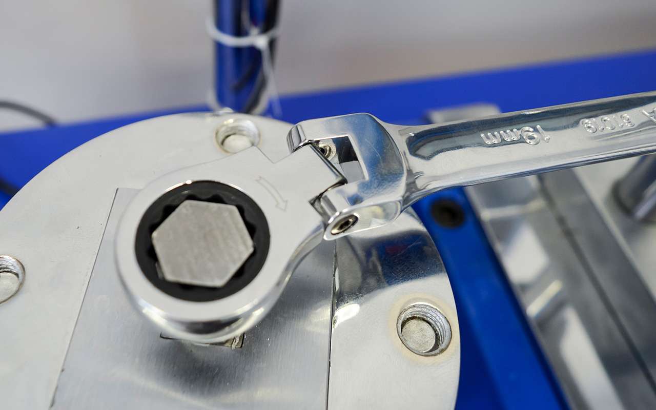 Так «теряет голову» ключ с шарнирной трещоткой.