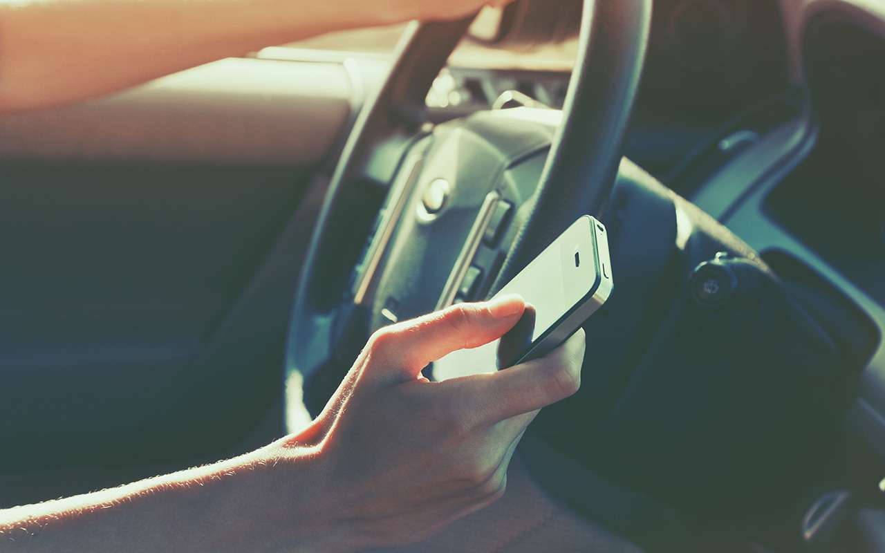 Камеры уже выписали 2,6 тыс. штрафов за телефон за рулем