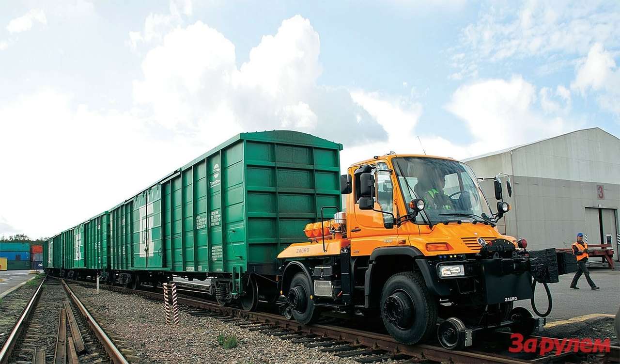 Автоматические сцепки СА-3, подкатные направляющие пары и штуцеры тормозной системы есть и спереди, и сзади.