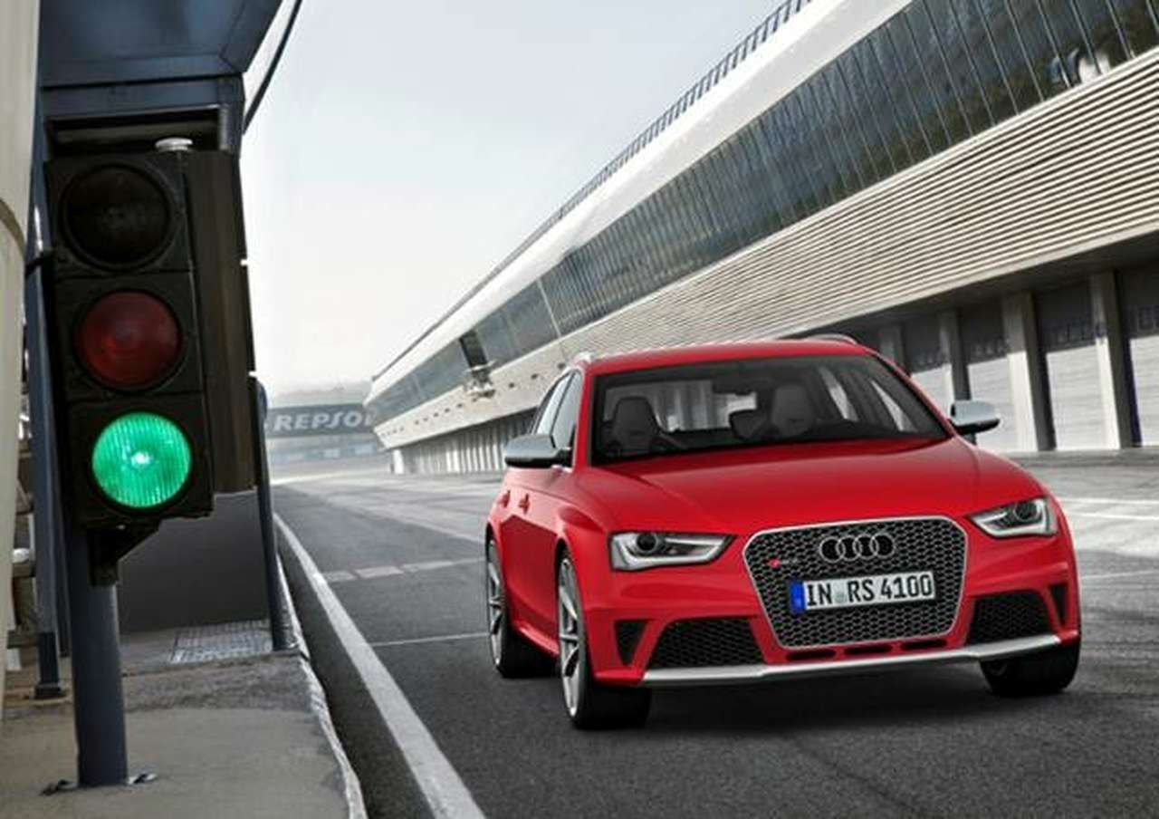 Заряженный универсал Audi RS4 Avant приехал в Россию