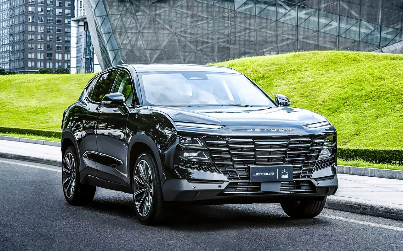 Jetour Dashing напомнил мне Омоду С5. Но выглядит строже за счет цветовой гаммы и отсутствия контрастной крыши. Машину длиной 4590 мм (крупнее Tiggo 7 Pro) предложат с турбомоторами 1.5 и 1.6 мощностью 156 и 197 л. с. соответственно. Интересно, что в «базе» будет механическая коробка. Доселе из всех кроссоверов концерна Chery «на ручке» можно было купить только самый дешевый Tiggo 4 Pro с атмосферником.