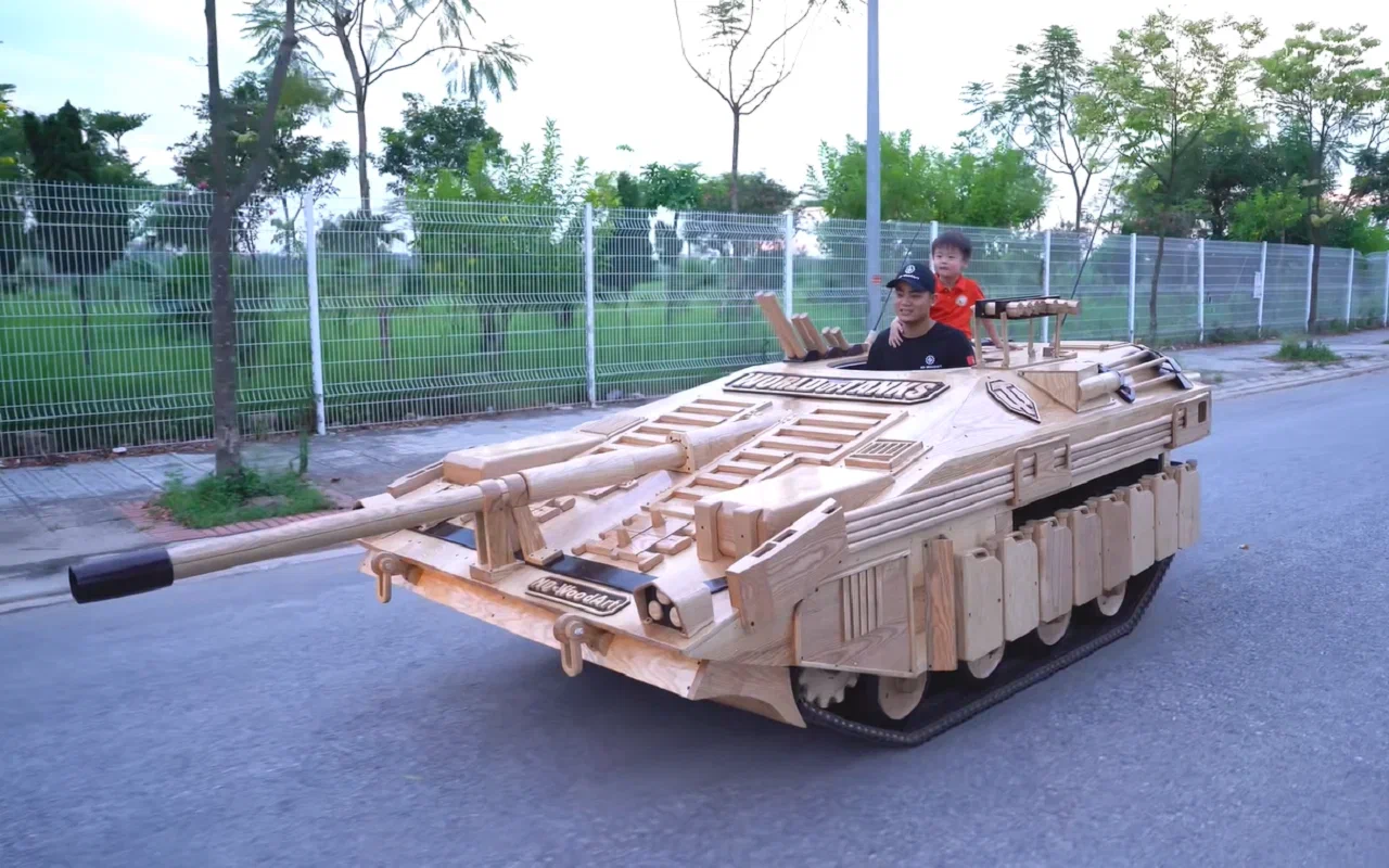 У ребенка сломался игрушечный танк? Не беда, сделаем настоящий! (видео)