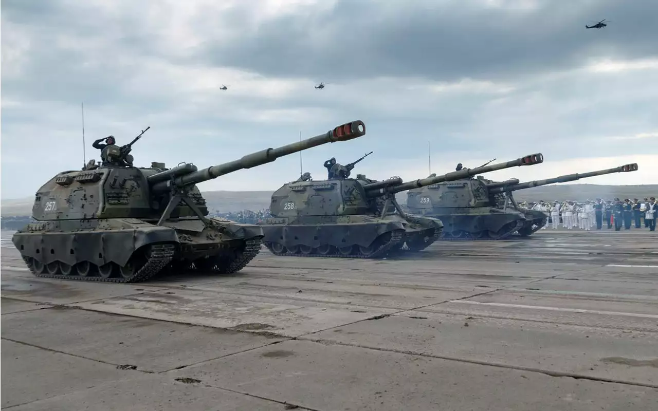 Мста-С 2С19M2 на параде.