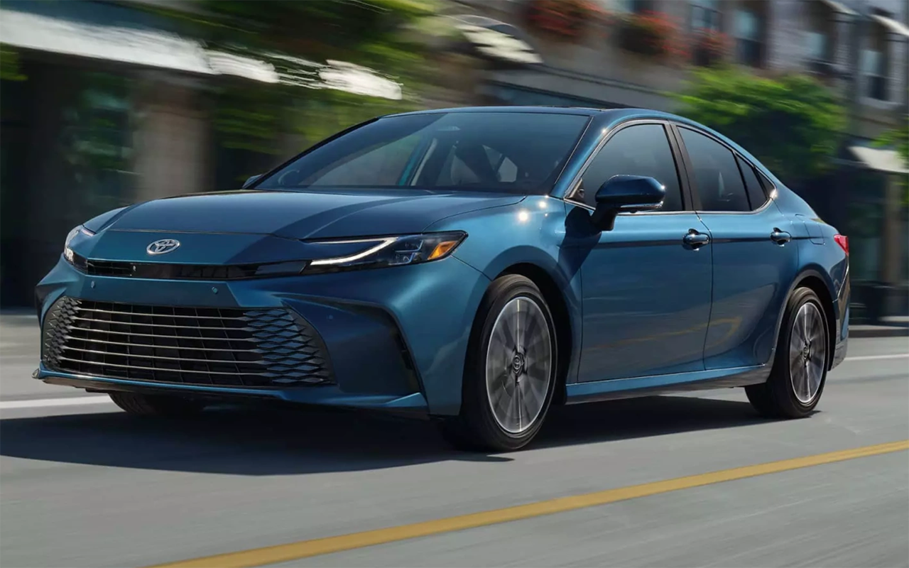 Новая Toyota Camry: полный привод и только гибридный мотор