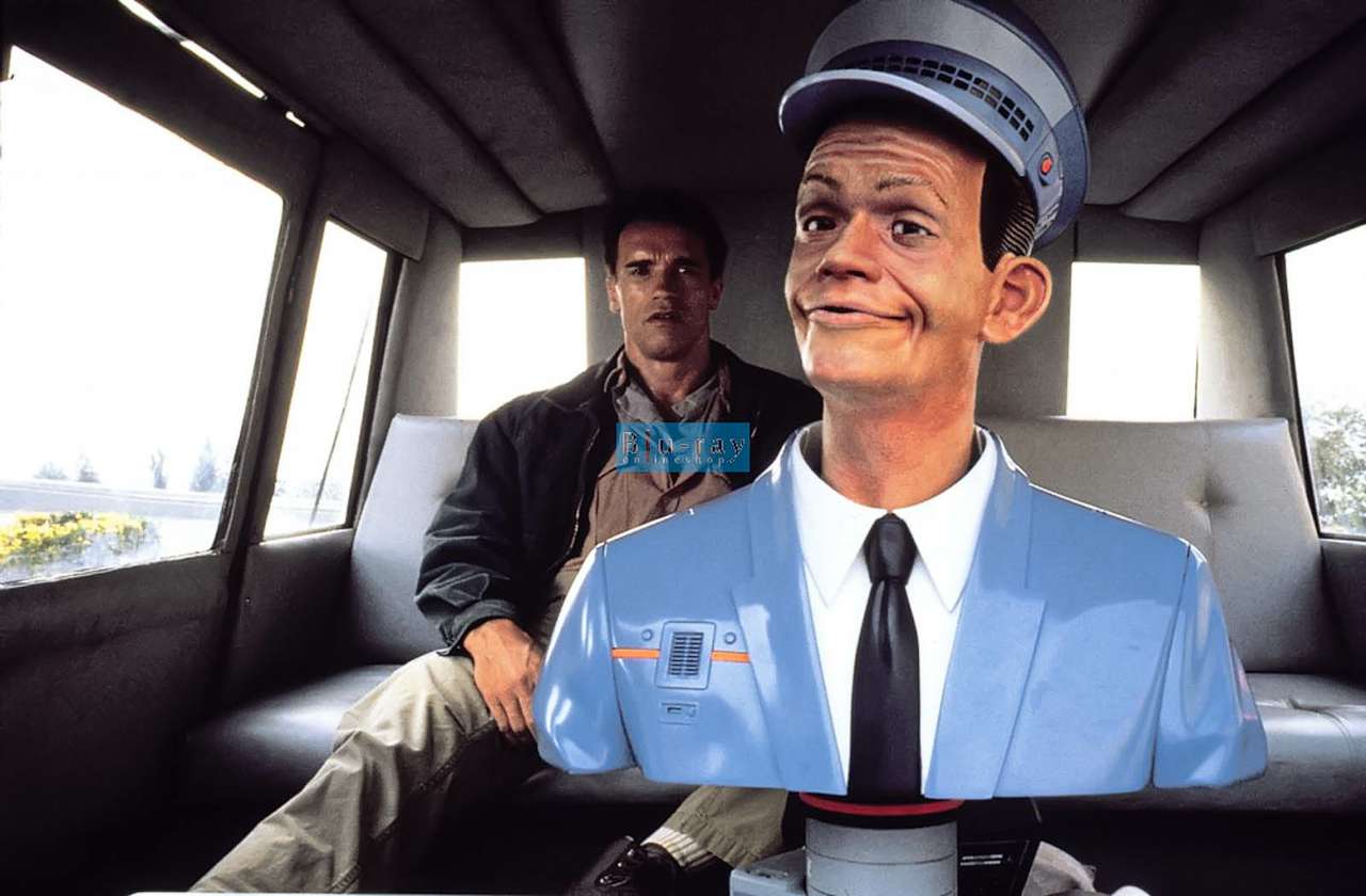 Вид у киношного автопилота несерьезный, но мозги, надо полагать, на высшем уровне. Он отвечает за все.