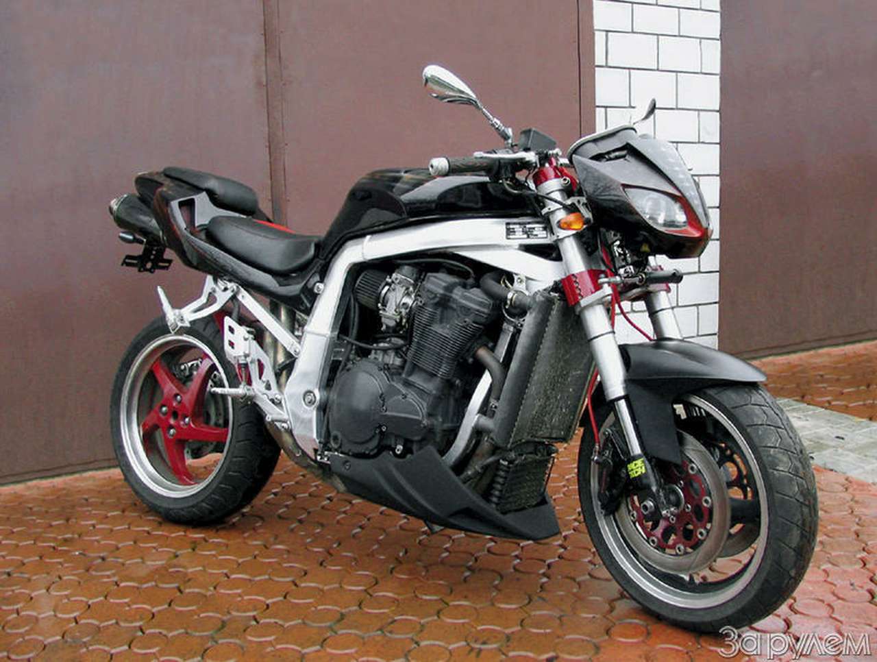 «Самопальщики» падки ваять а-ля кастомы. А я задумал стритфайтер. 