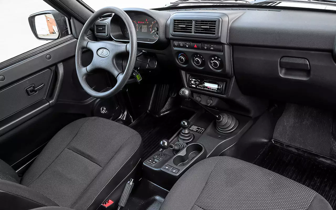 Новый дизайн хорош, да и с эргономикой стало получше. По крайней мере, кнопки теперь не разбросаны хаотично по салону. В спинку сиденья водителя вшита подушка безопасности – единственная в машине и фактически бесполезная.