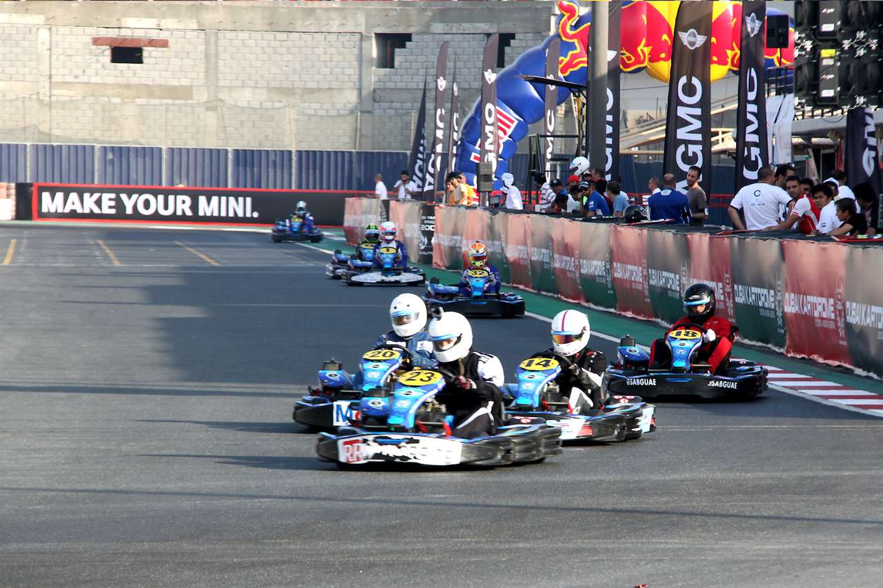 Буквально за несколько кругов пелотон растягивается, а пилоты разбиваются на группы. При этом участвовать в ожесточенной борьбе нет ни малейшего смысла. Гораздо более мудрый ход – пропустить быстрого гонщика и постараться сесть ему на хвост.