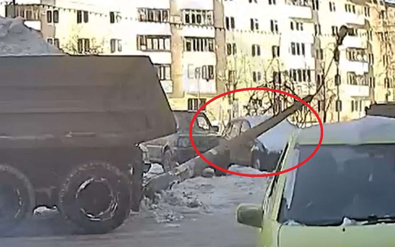 Мастер парковки на КАМАЗе: минус столб и автомобиль (видео)
