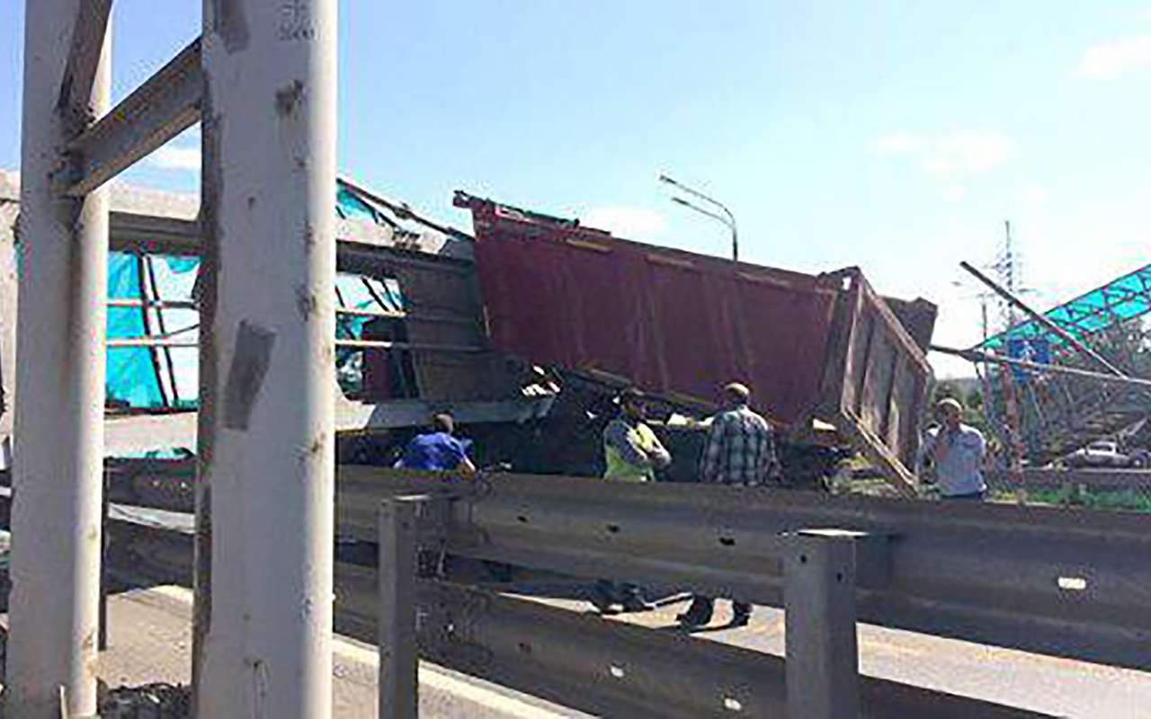 Ярославка встала: самосвал снес пешеходный мост