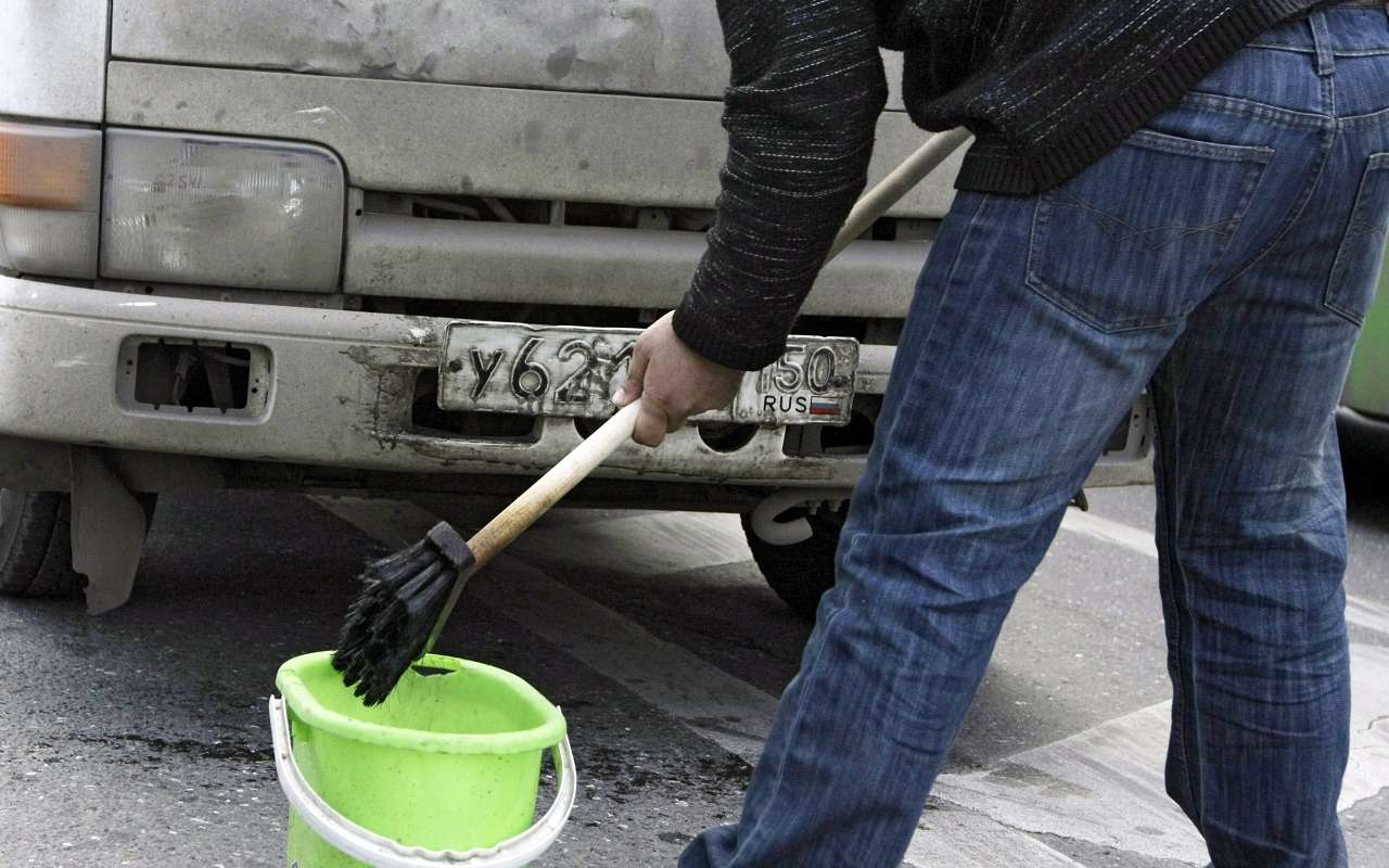 Почему мыть машину из ведра – плохая идея?