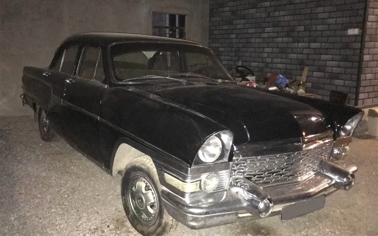 Customline 1955 и ГАЗ-13 здорово похожи, но зона лобового стекла у Форда решена по-другому