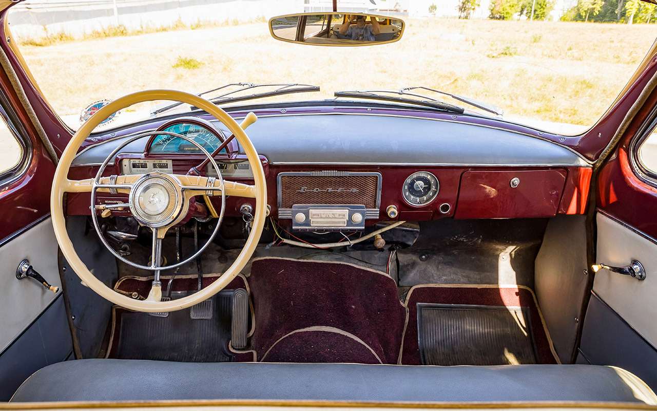 Стилистика интерьера Волги в начале 60‑х годов выглядела еще вполне современной. На часть экспортных машин приемники ставили за рубежом, а не на заводе.