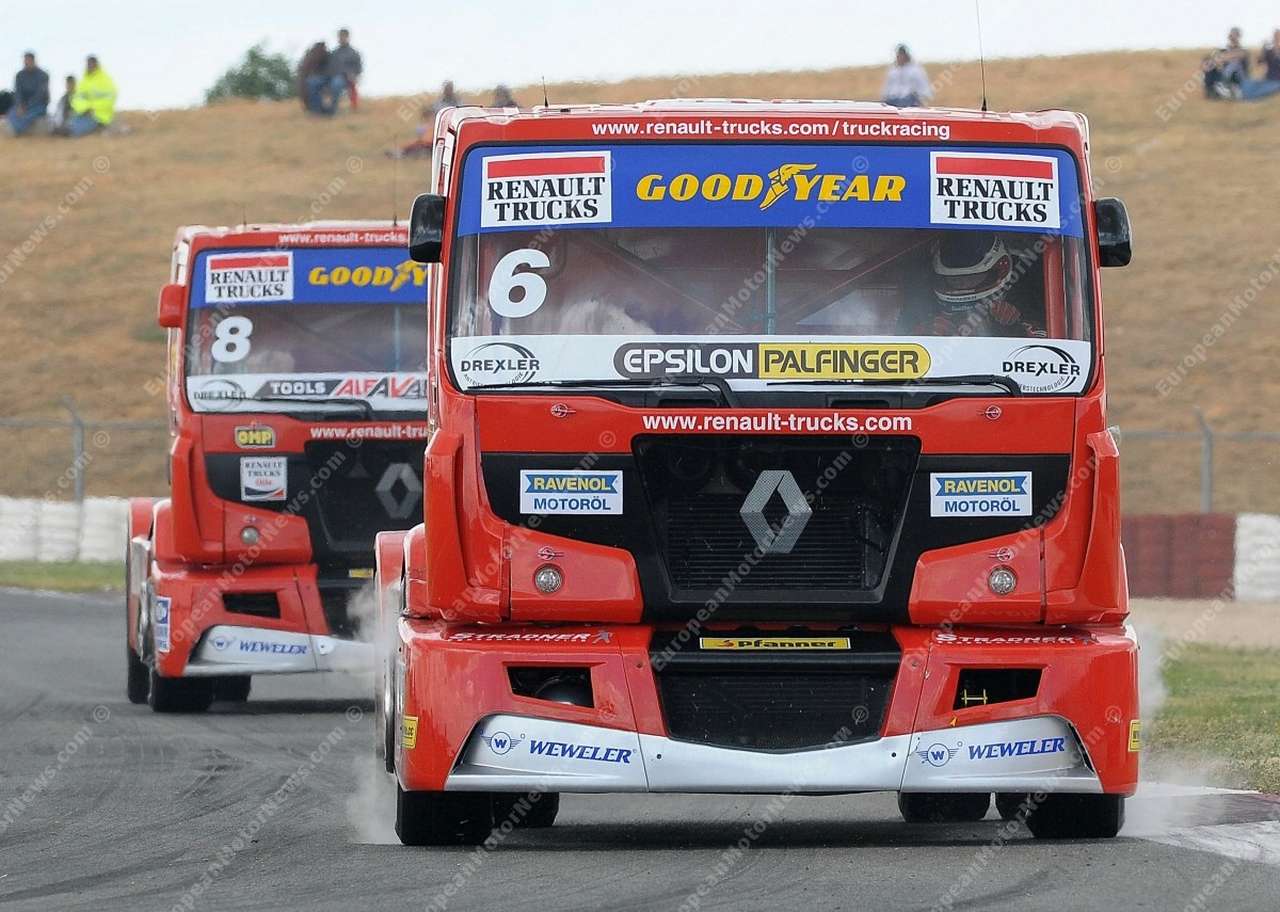 Renault предложила погоняться на грузовиках в интернете