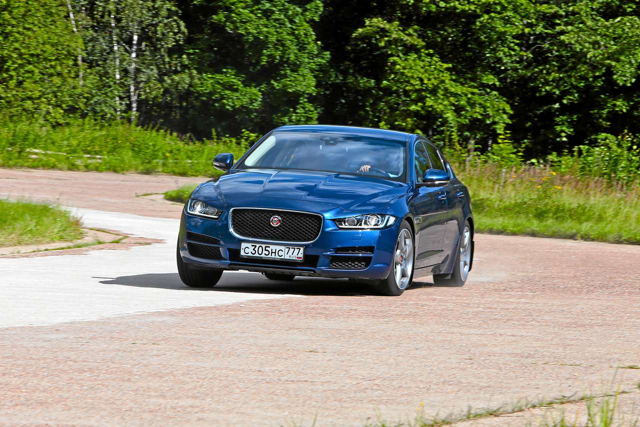 Хищный Jaguar XE из парка ЗР: холодно, тепло, горячо!