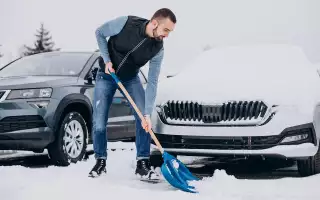 На машину с крыши упал снег: кто должен возместить ущерб