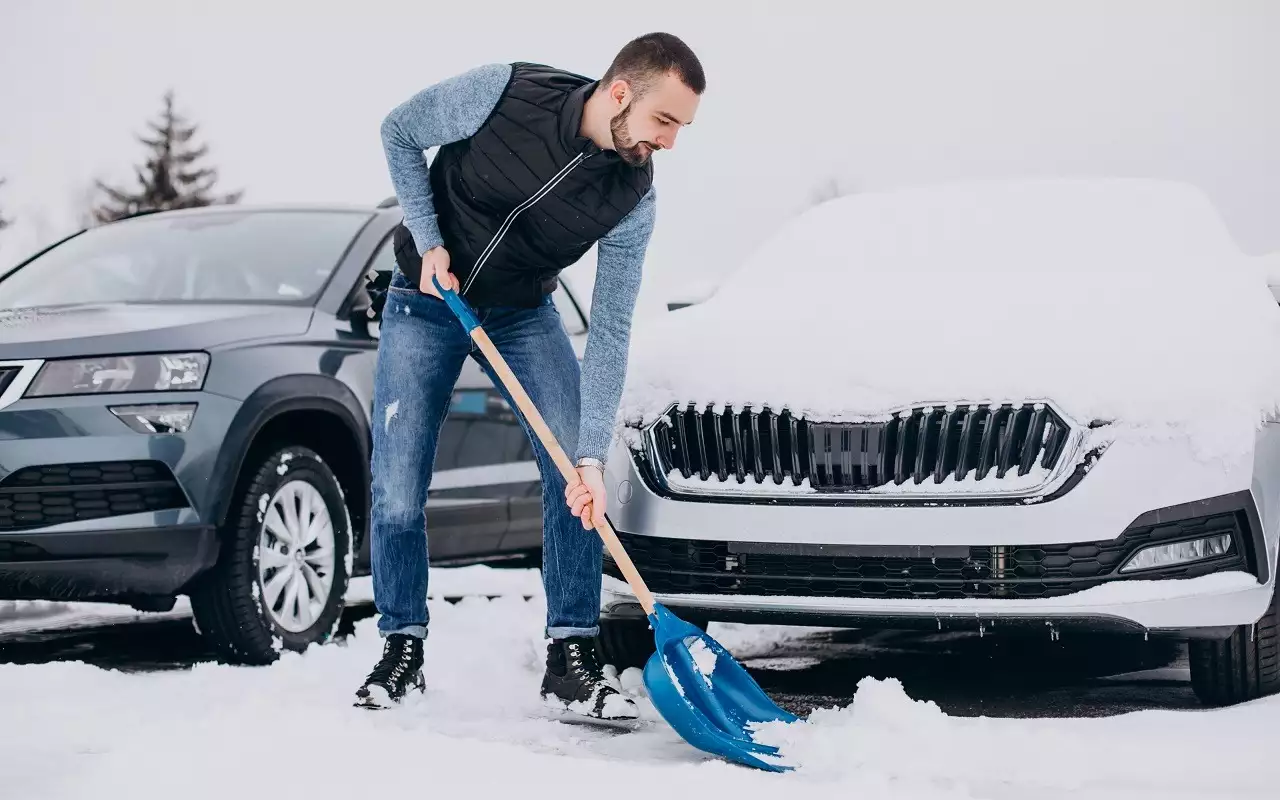 На машину с крыши упал снег: кто должен возместить ущерб