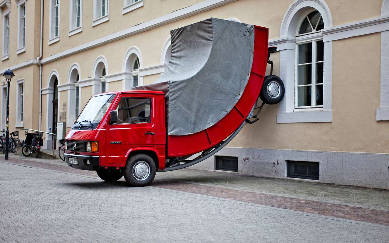 Выдающийся австрийский художник и скульптор Эрвин Вурм отметился множеством работ по «деформированию объектов». Широко известна его серия «надутых машин». А этот фургончик, говорят, однажды получил в немецком Карлсруэ штрафную квитанцию на лобовое стекло за нарушение правил парковки.