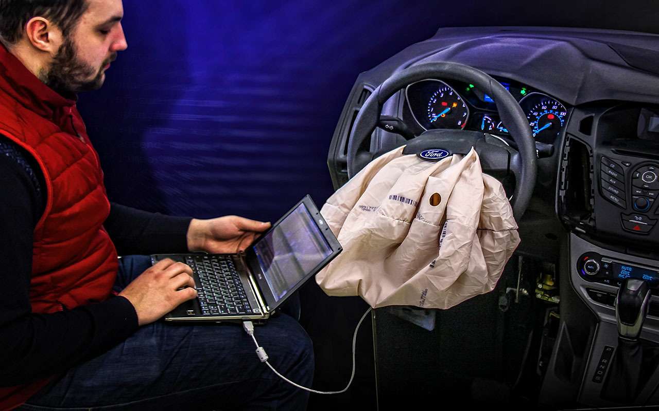 Через ноутбук можно заставить машину совершать любые действия. Злоумышленники могут провернуть всё без физического подключения к автомобилю! Представьте себе, каких дел может натворить открывшаяся внезапно для водителя на скорости подушка безопасности. А можно и полностью перехватить управление вашим автомобилем!