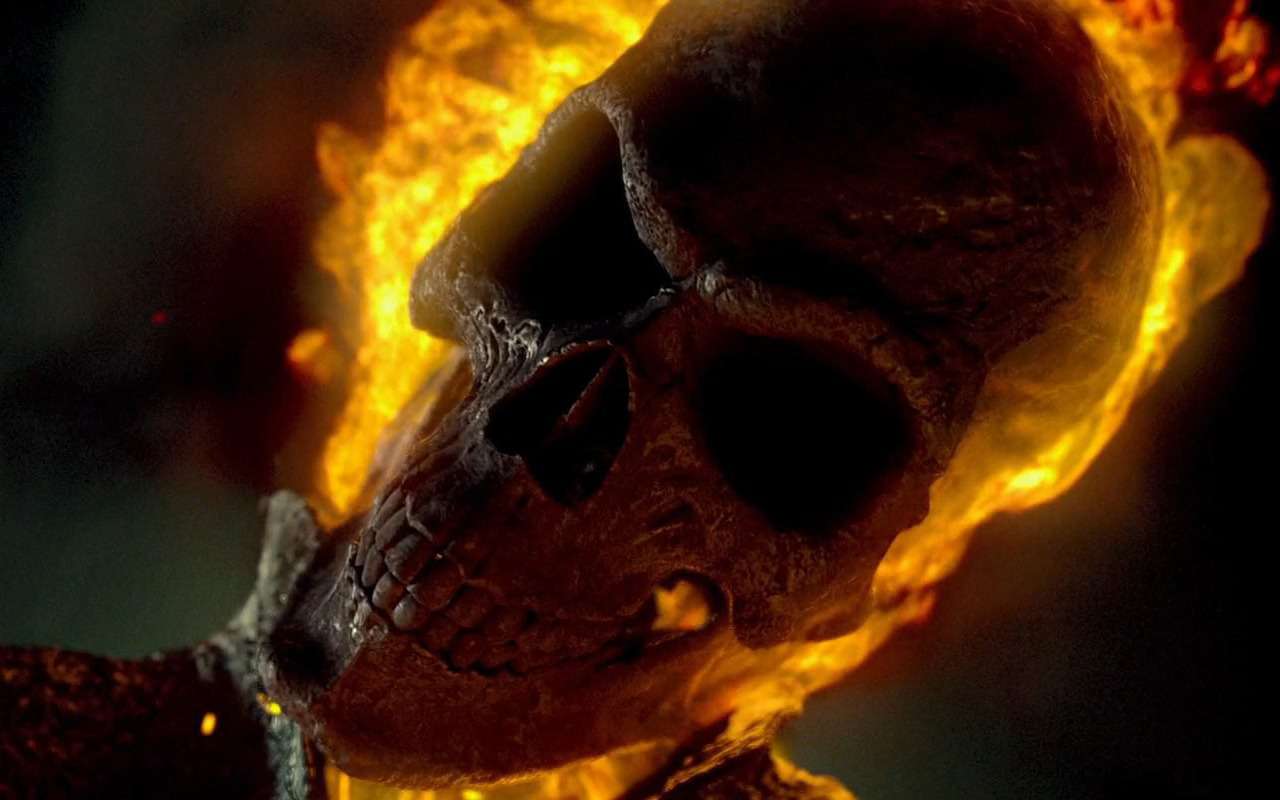 Летящий по трассе огненный автопоезд без колес шокировал полицию