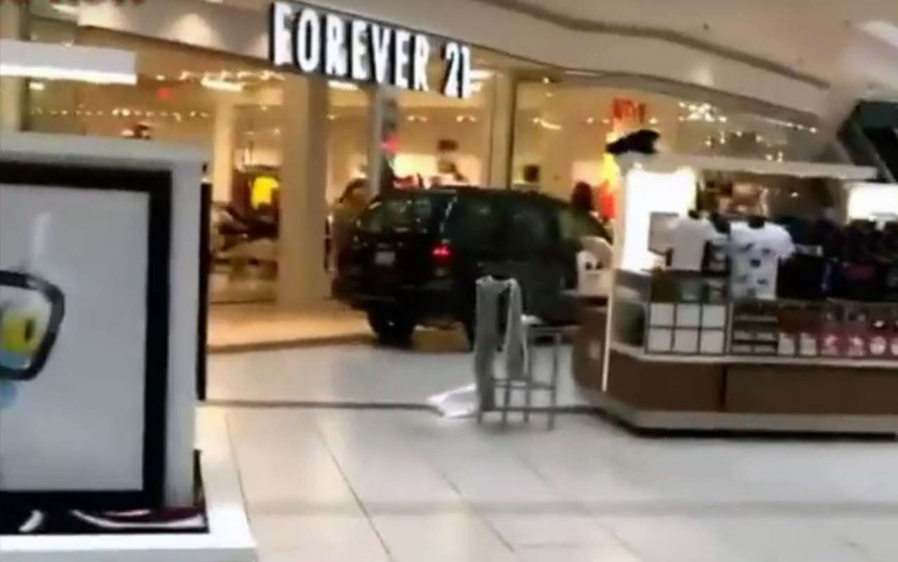 Молодой водитель на внедорожнике разгромил первый этаж ТЦ