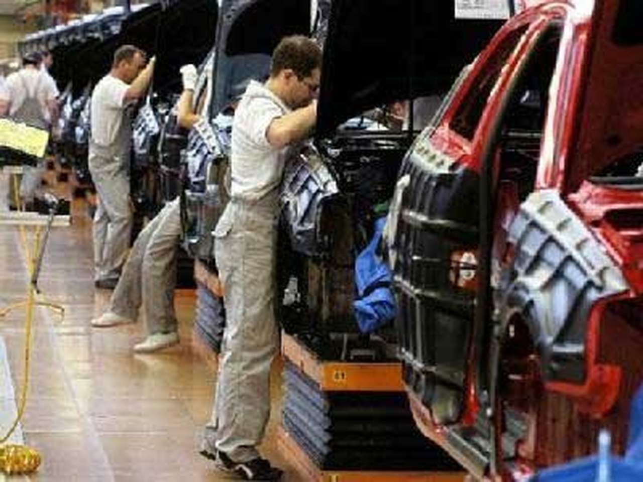 Audi обещает не увольнять немцев до 2011 года