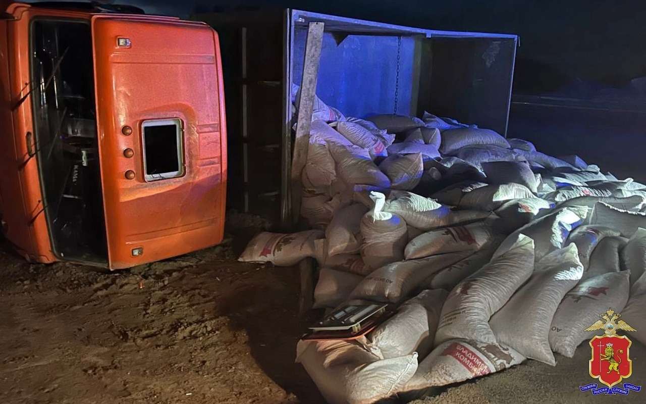 Пьяный мужчина перевернул КАМАЗ, высунулся из люка и пререкался с полицией