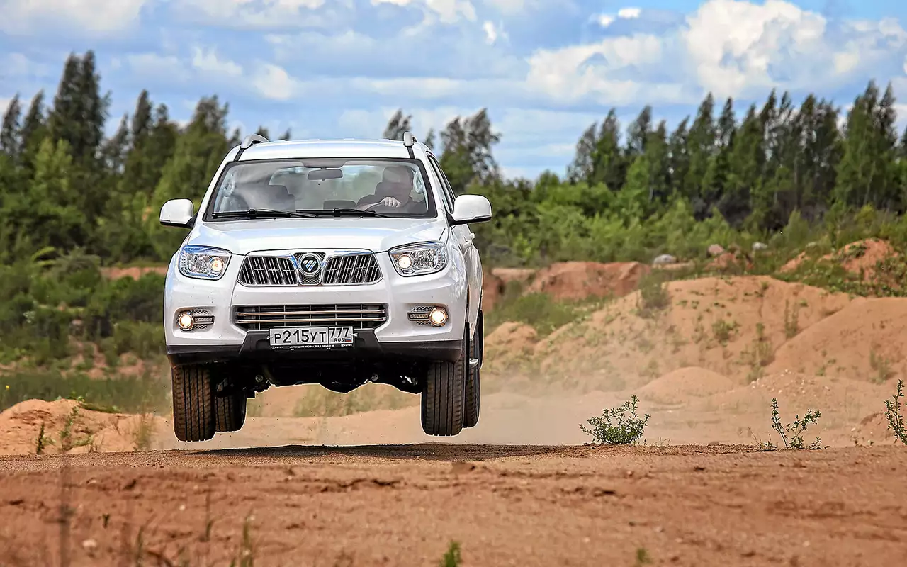 Благодаря турбомотору и плотной подвеске мне удалось быстро разогнаться по короткой извилистой дорожке и подпрыгнуть на двухтонном внедорожнике. Фотограф был доволен.