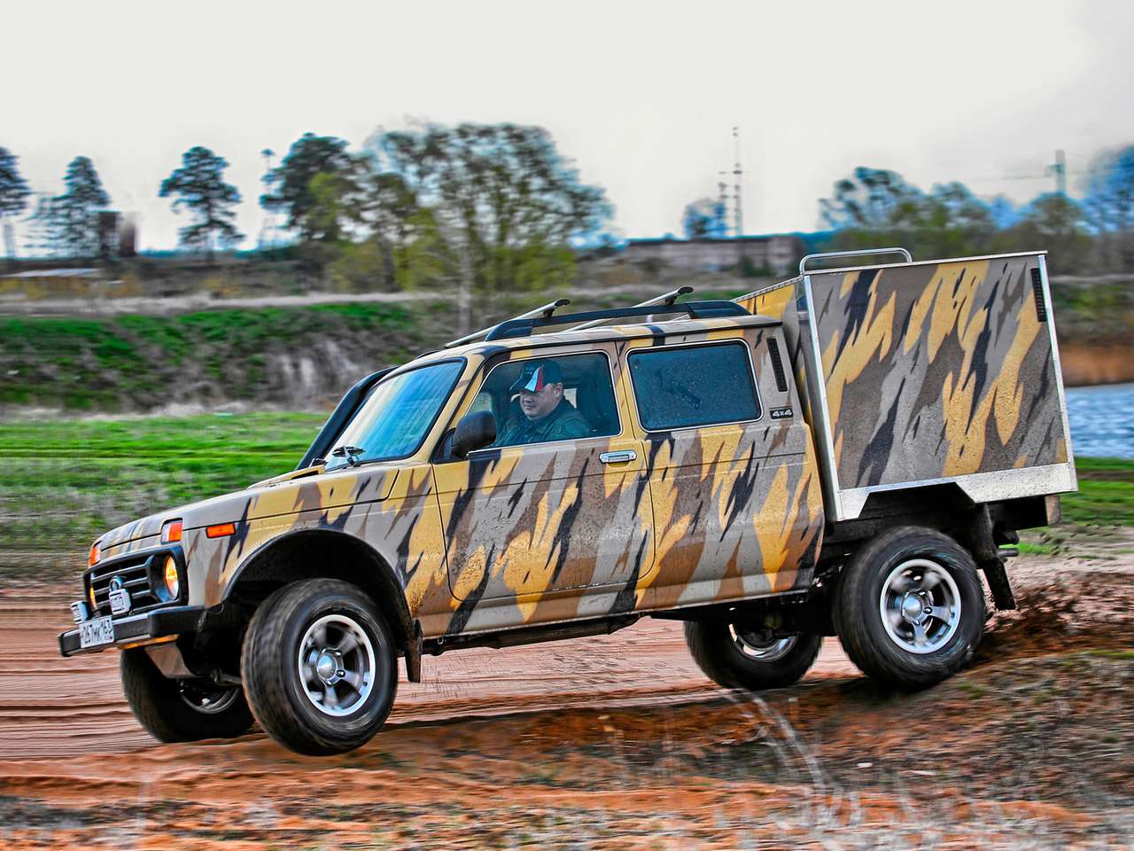 Лада 4×4 Рысь. Честный полный привод: без сложных муфт, но с межколесными и межосевыми блокировками. То, что надо для нашего бездорожья.