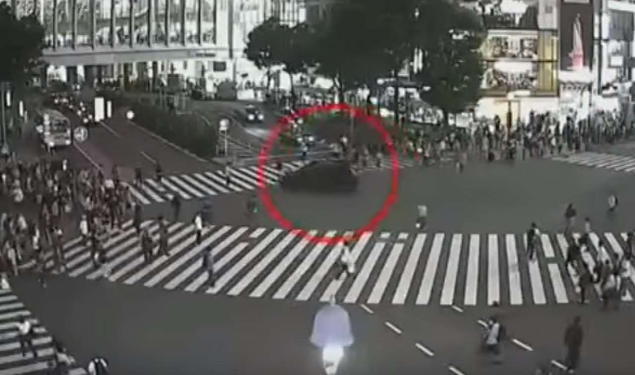 Затерялся в толпе: полиция отпустила автохулигана ради спасения пешеходов