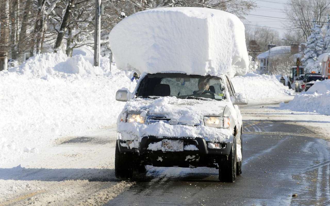 Сугроб на крыше: оштрафуют ли за неочищенную машину